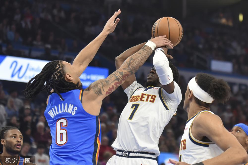 篮球赛场上 篮球赛场上